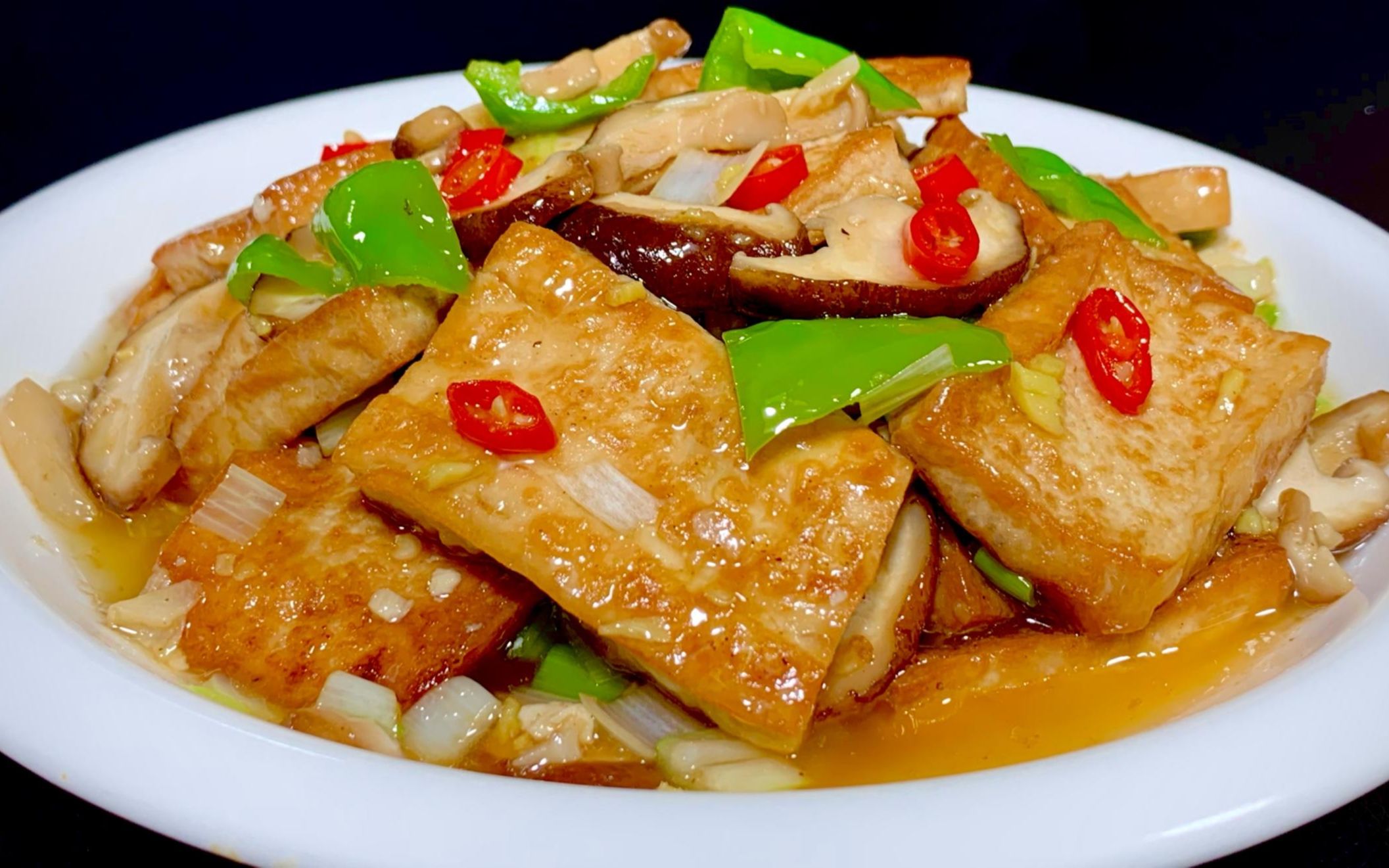 香菇炒豆腐越炒越入味,岀锅嫩滑爽口,营养又美味,比吃肉还好吃