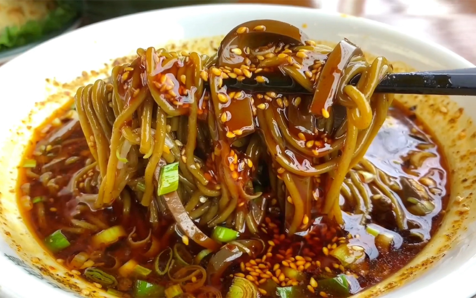 陕西小吃店简单一餐,潼关肉夹馍羊血泖饸饹,俩人20多块钱,油泼辣子是