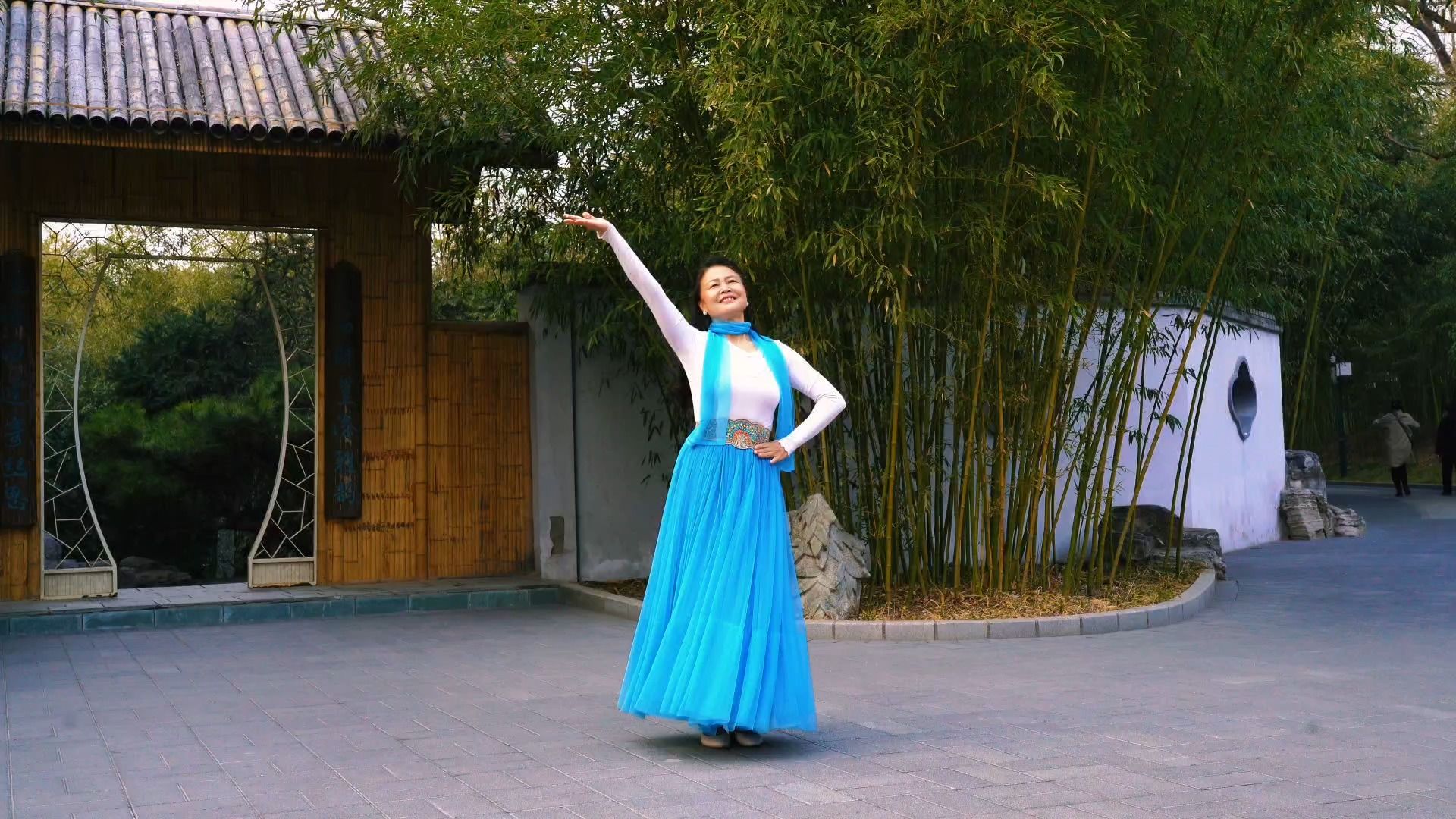 尘缘老师独自表演广场舞《村花》舞蹈简单易学,歌曲好听