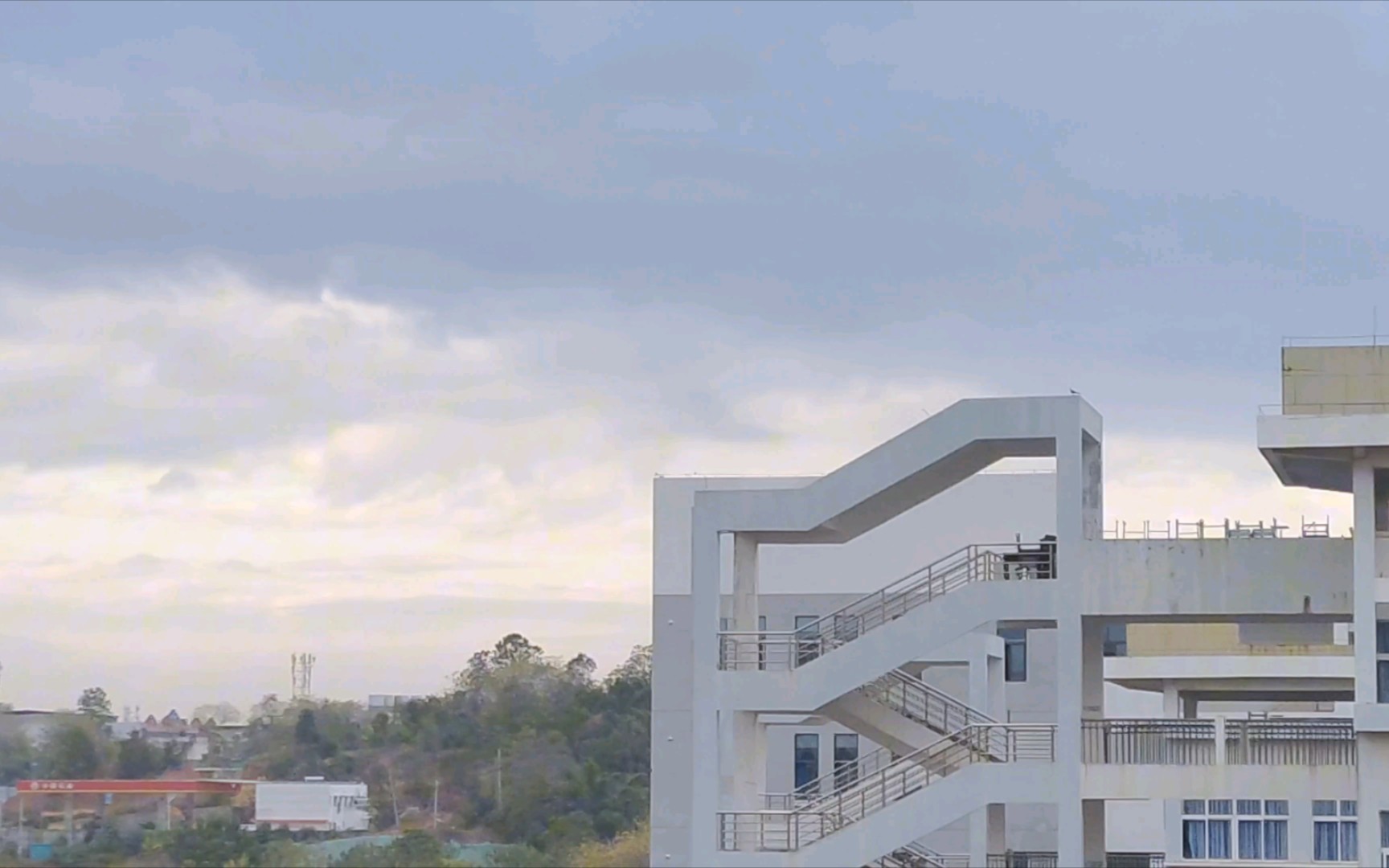 有看到一个文案说:阴天,是因为太阳正在加载,我的意思是,耐心点,你