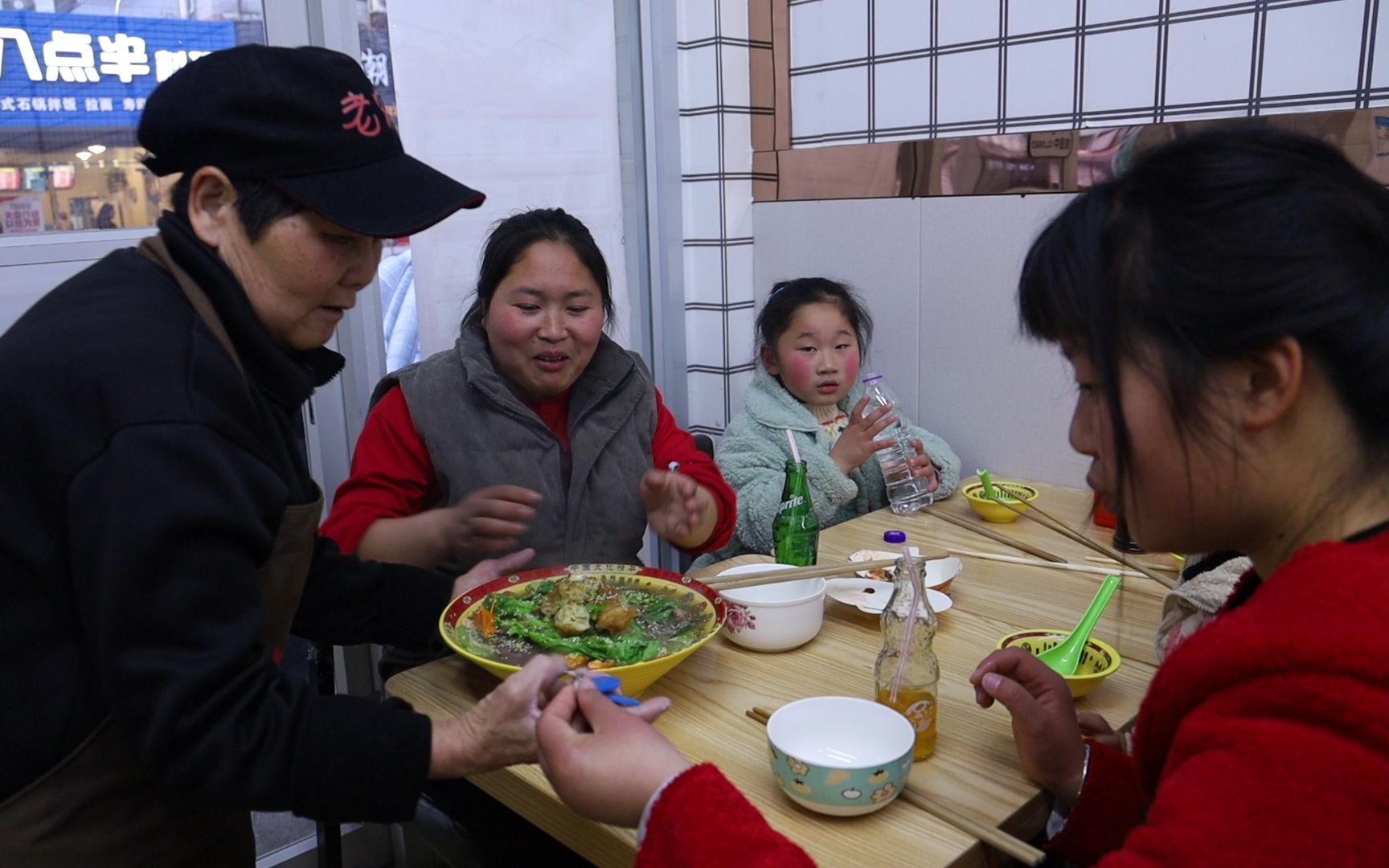 胖妹进城寻开心,姑嫂2人看电影,街边零食走一波,吃完乐呵呵哔哩哔哩bilibili