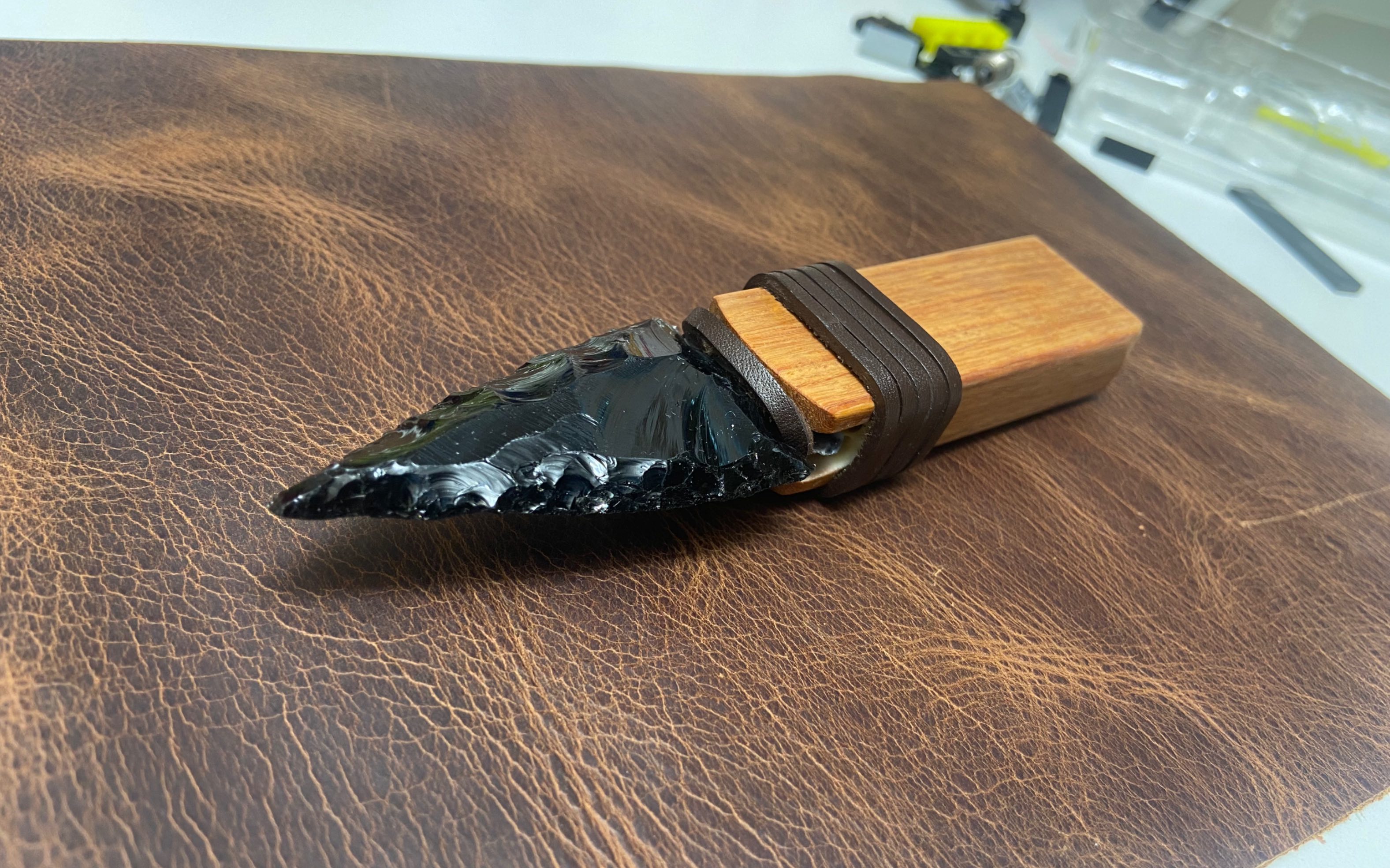 制作了一把黑曜石匕首,可以对异鬼造成成吨伤害,感觉非常实用