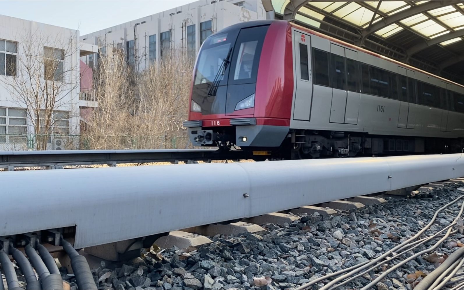 【天津地铁】1号线01b01(dkz9)型列车通过双林出地口_哔哩哔哩_bili