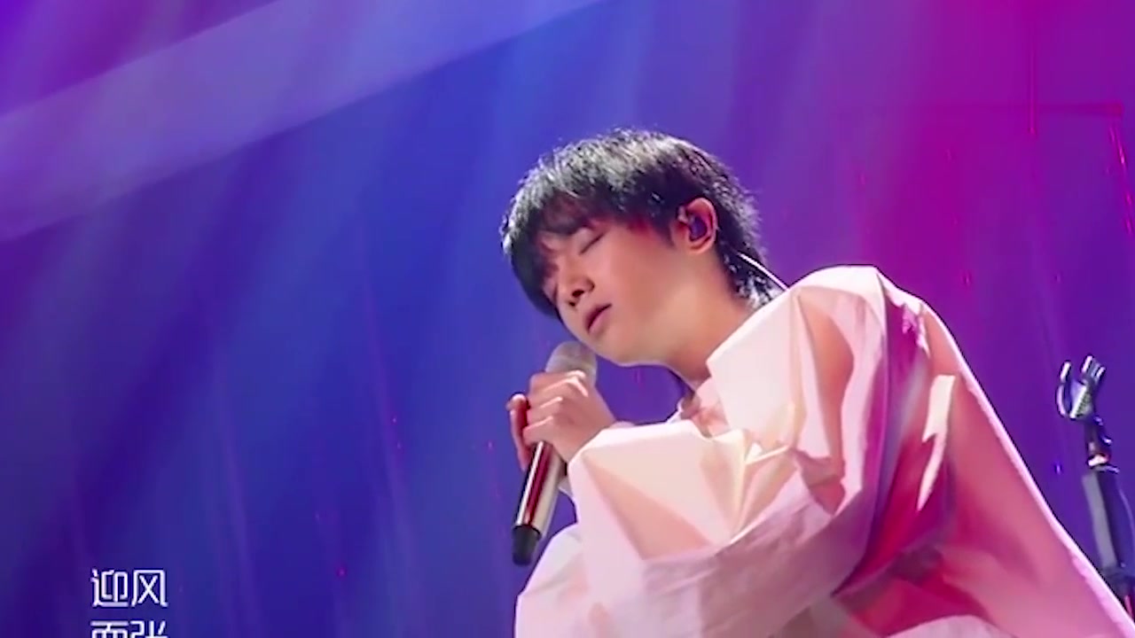 华晨宇新造型来袭,刺绣西装显贵气,却被手上"金属指套"抢镜