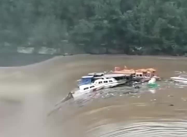 四川多地强降雨来袭,洪水过境淹没沿河街道,通江拉响防空警报哔哩哔哩bilibili