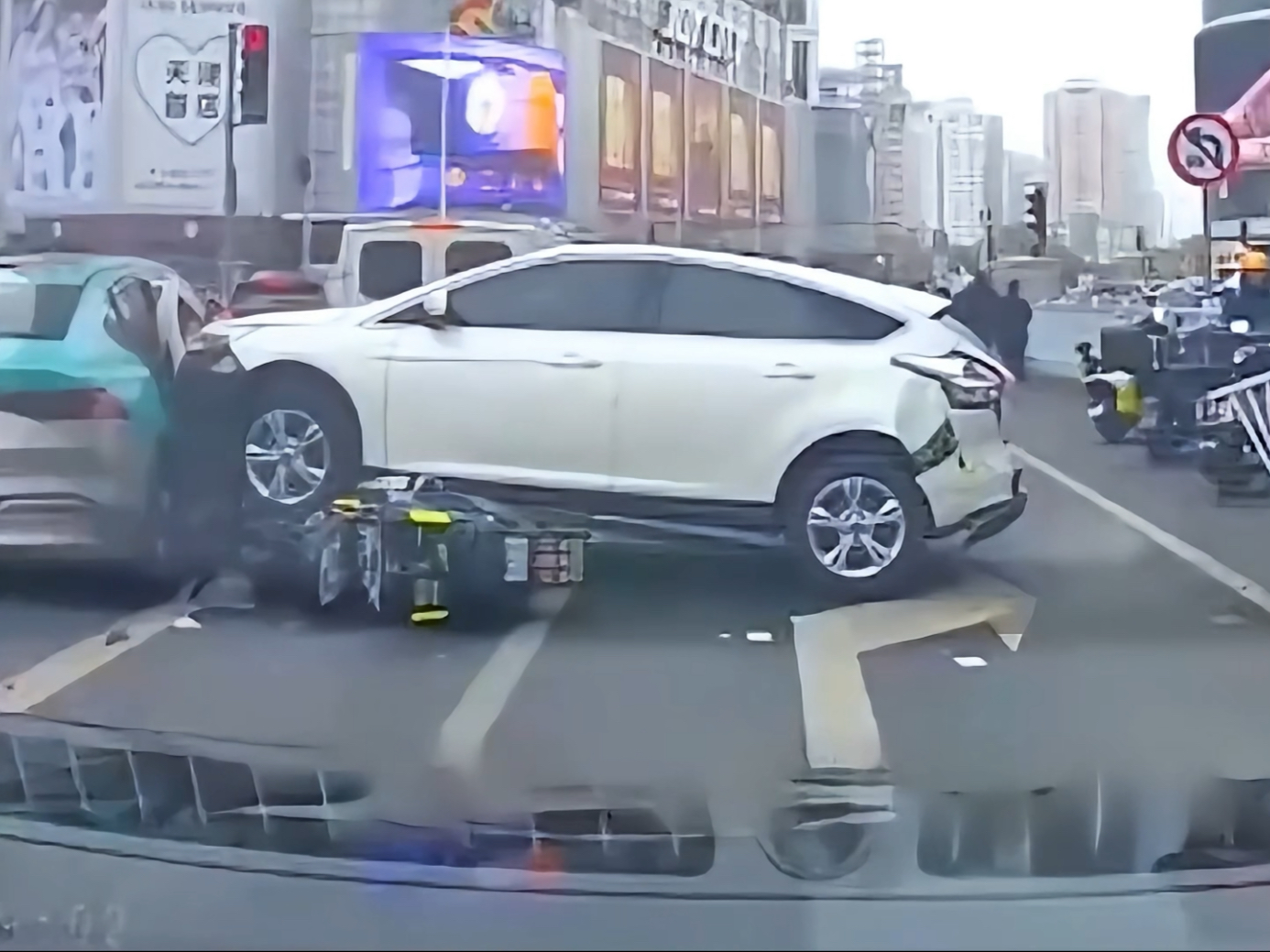 油门当刹车，一箭三雕，保险都不够赔的