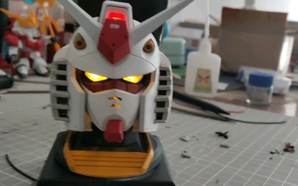 万代高达元祖头简单加灯加按压天线开关