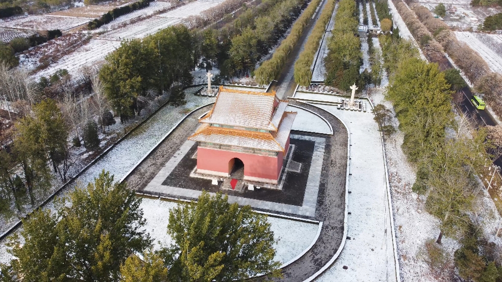 航拍冬日雪后明十三陵