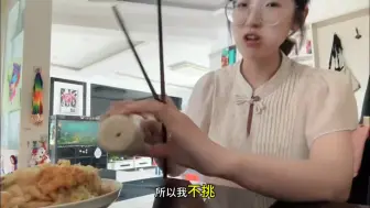 Video herunterladen: 30岁夫妻中午下班回家做饭吃点啥