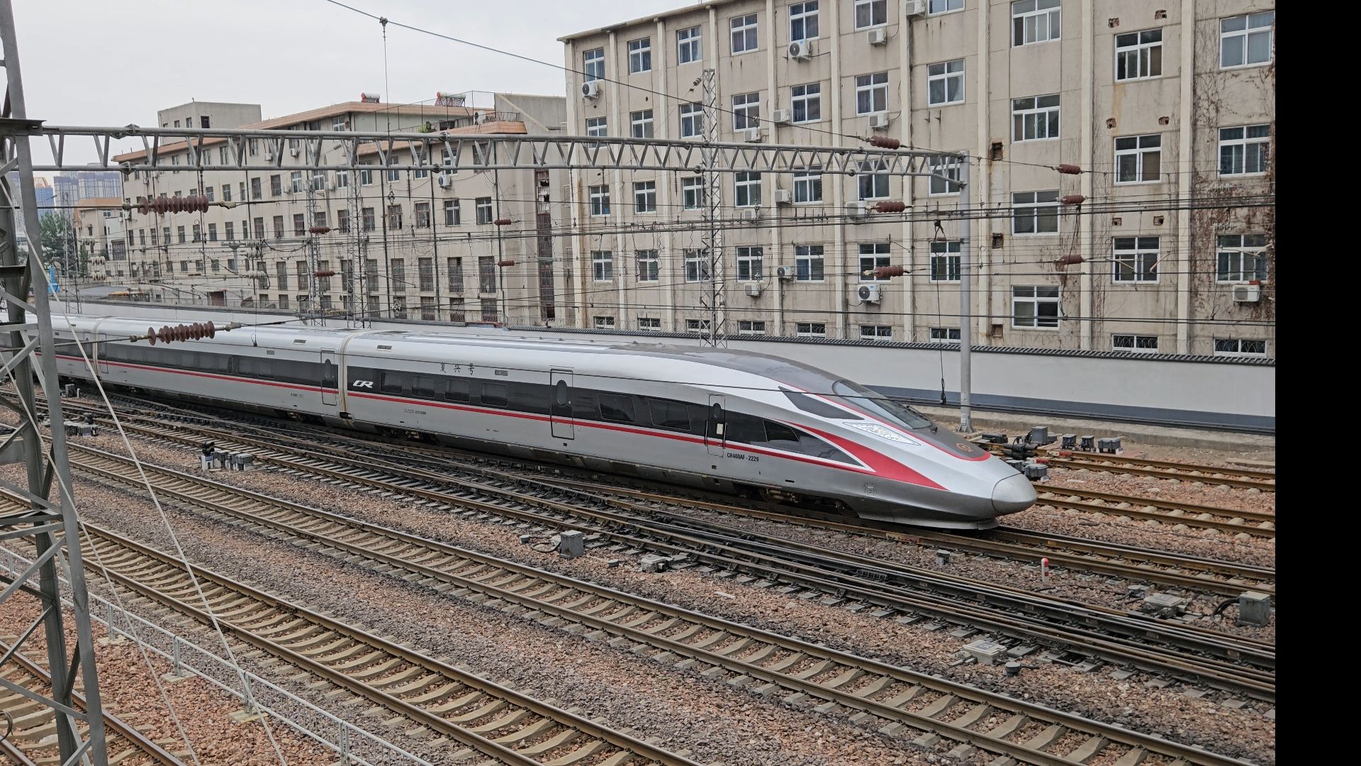 缓缓驶离郑州火车站去往北京西站的神龙复兴号动车组列车