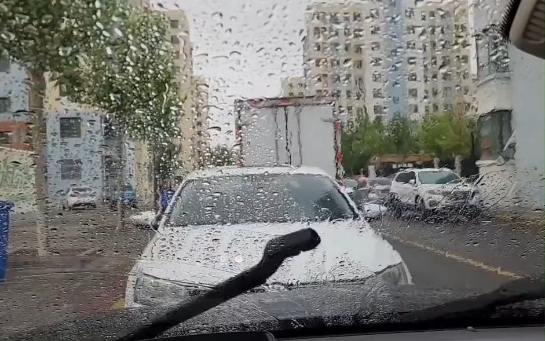 顶配迈巴赫车辆下雨天雨刷被偷,车主:报完警,警察都笑了哔哩哔哩bilibili