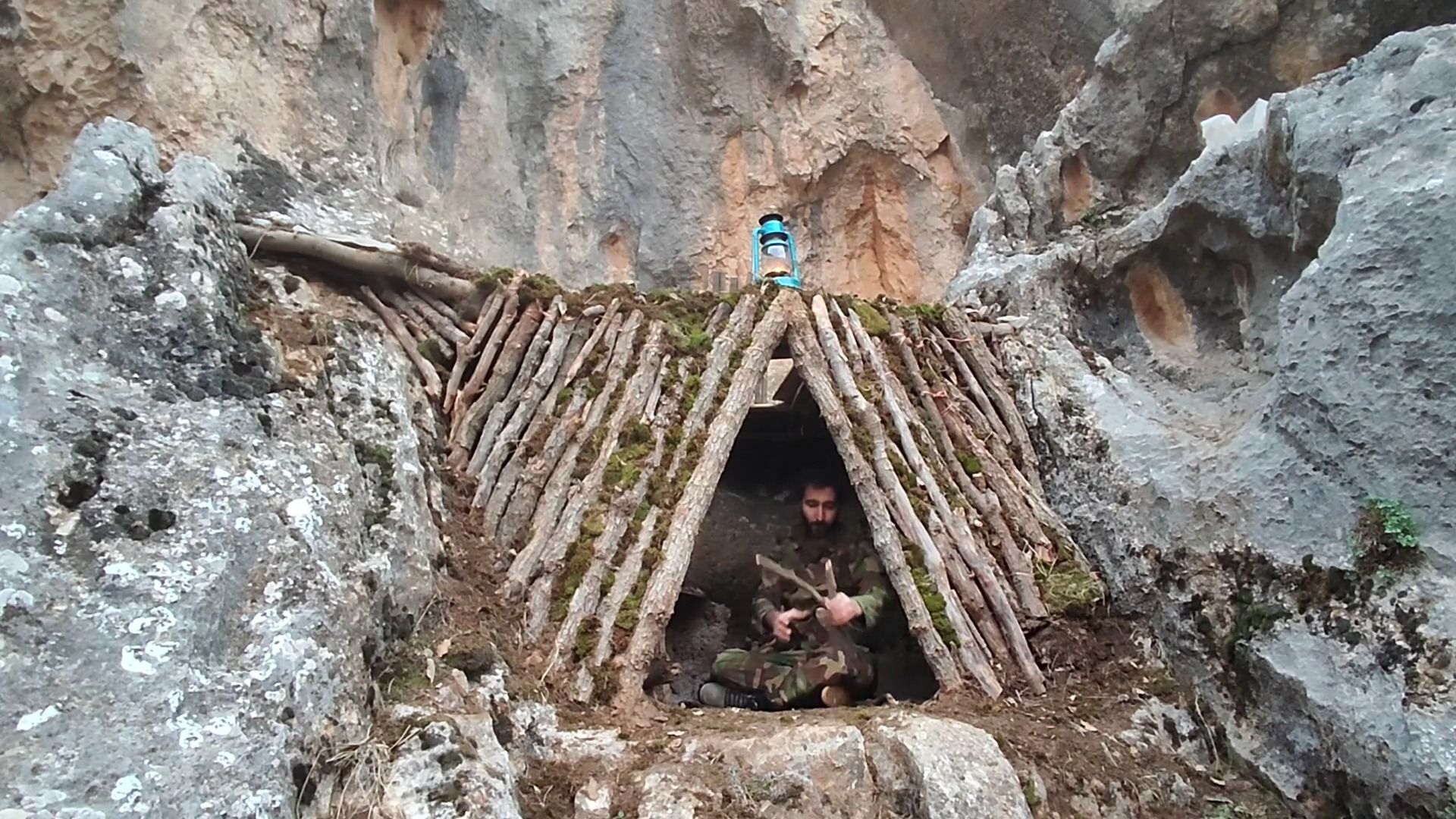 大叔在悬崖峭壁间搭建了一个庇护所,能遮风挡雪又能防御危险,简直太