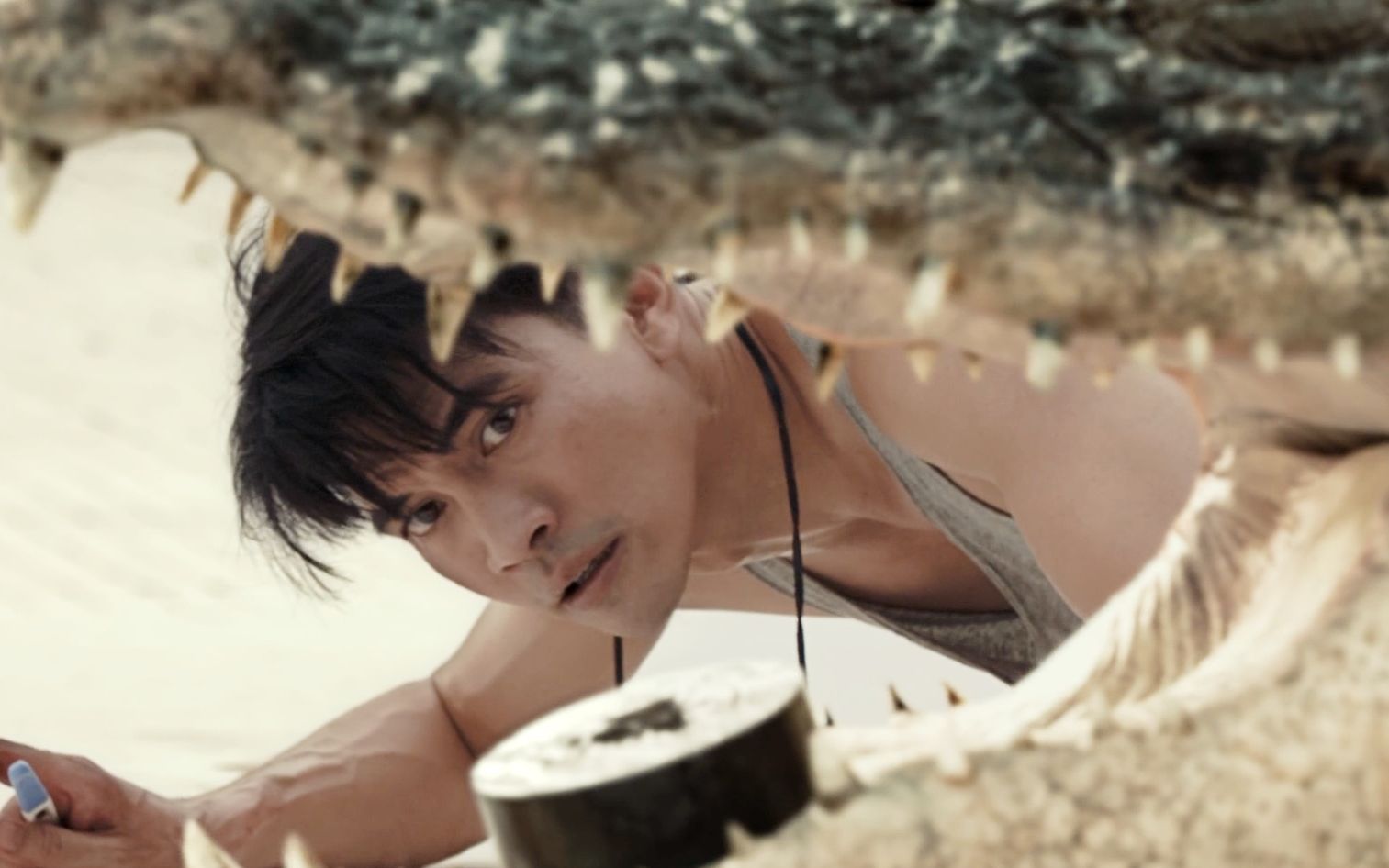 《鳄口逃生》倒霉男人一觉醒来被困泳池,大战凶恶鳄鱼