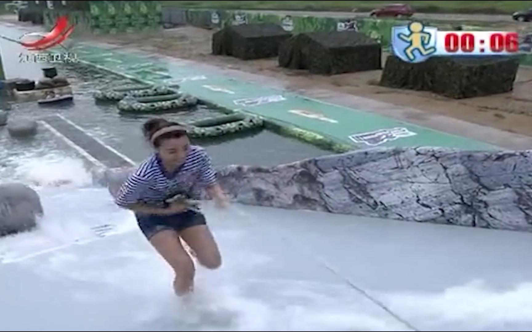 瘦弱海魂衫女生闯关成功