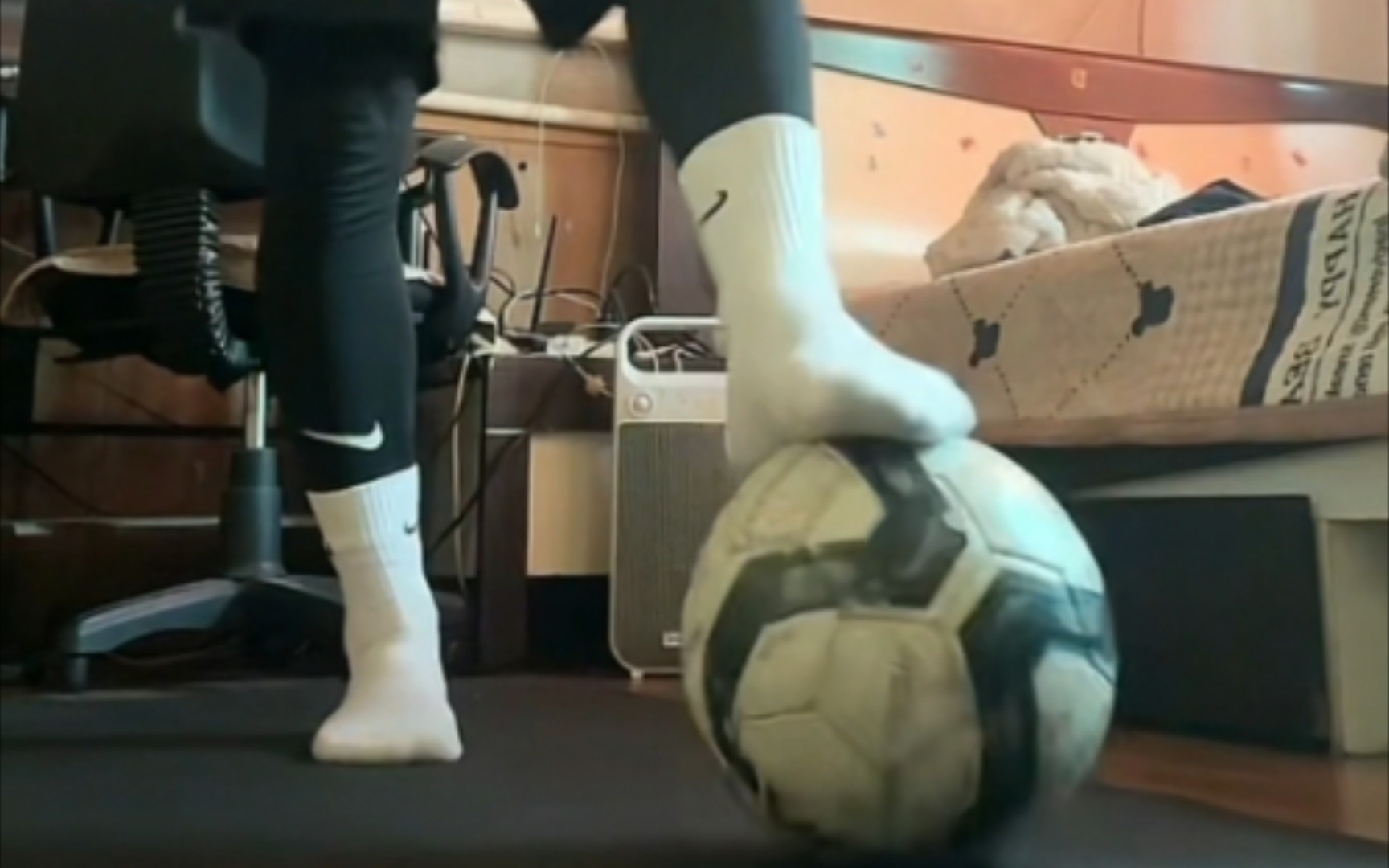 直男白袜足球体育生小哥哥勤奋训练(第二part)