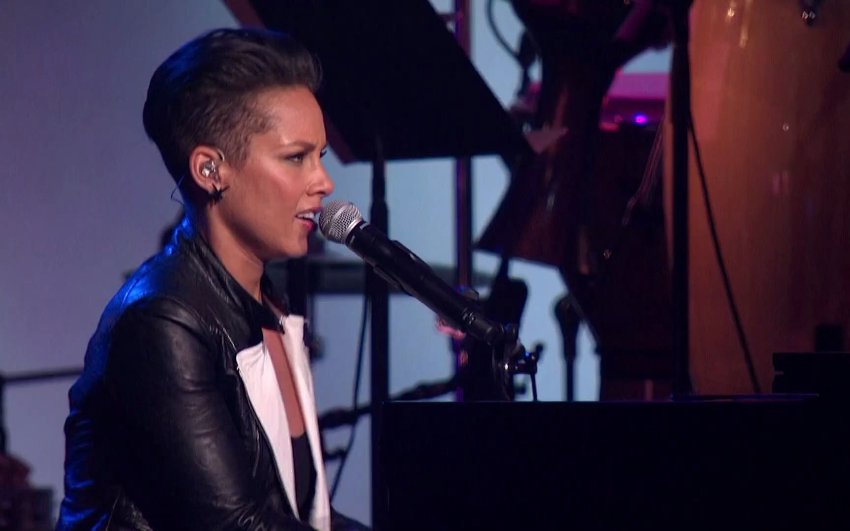 [图]【致敬Carole King】Alicia Keys - (You Make Me Feel Like a) Natural Woman 2015