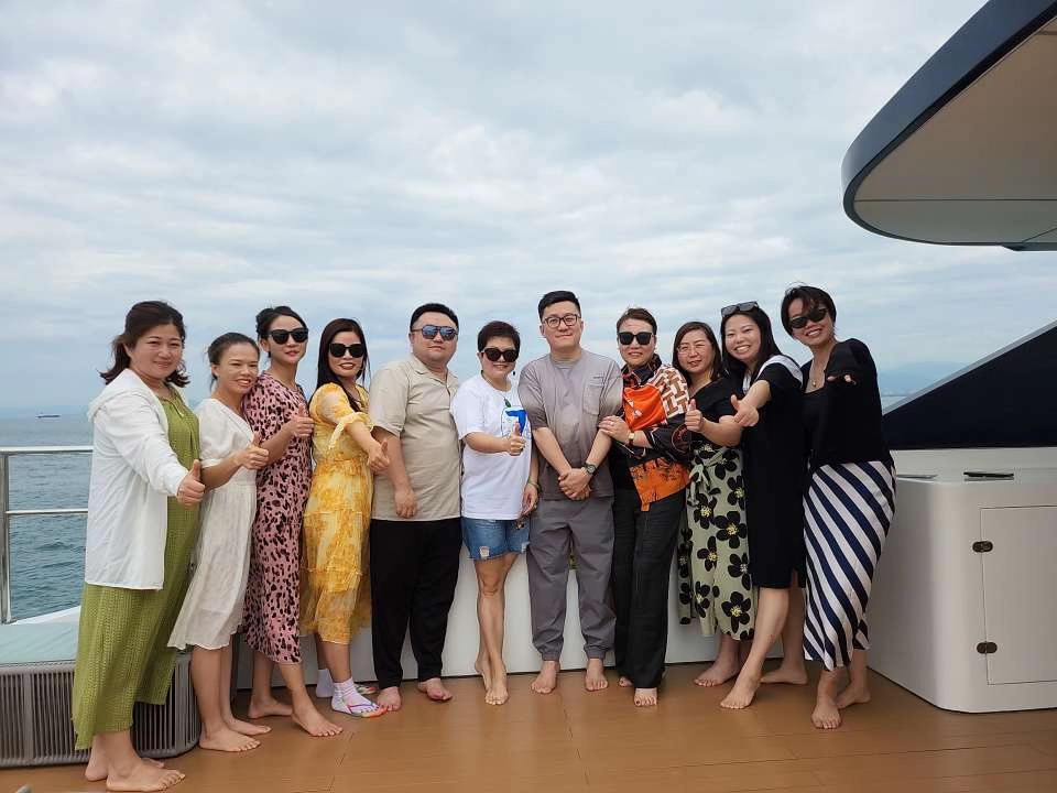 李总和翔鑫资本刘子豪,掌融集团董事长杨艳萍乘坐翔鑫号惊喜现身!