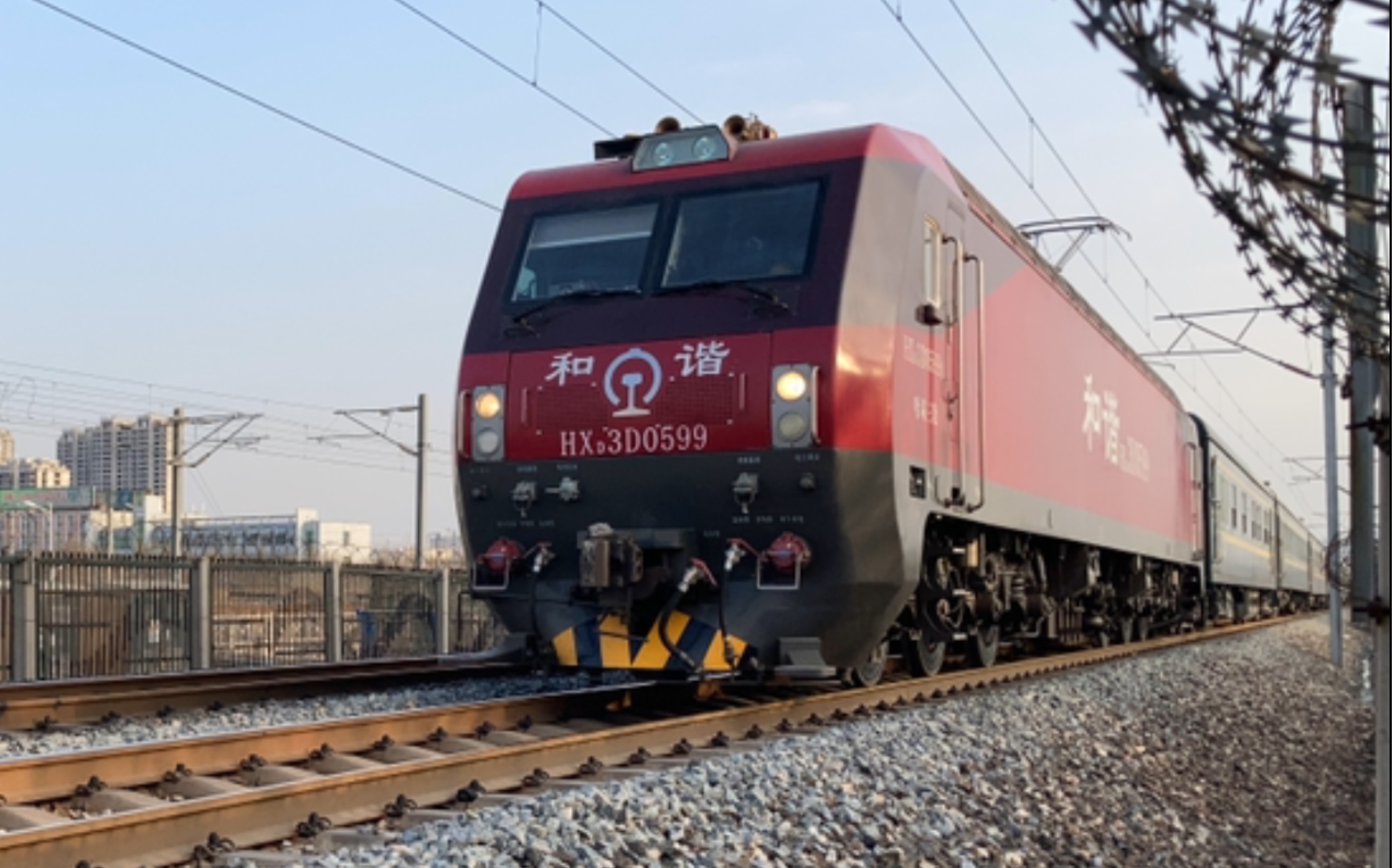 昨日t39,由哈局三段hxd3d0599牵引,该本务怀疑为t48无火回送至北京站