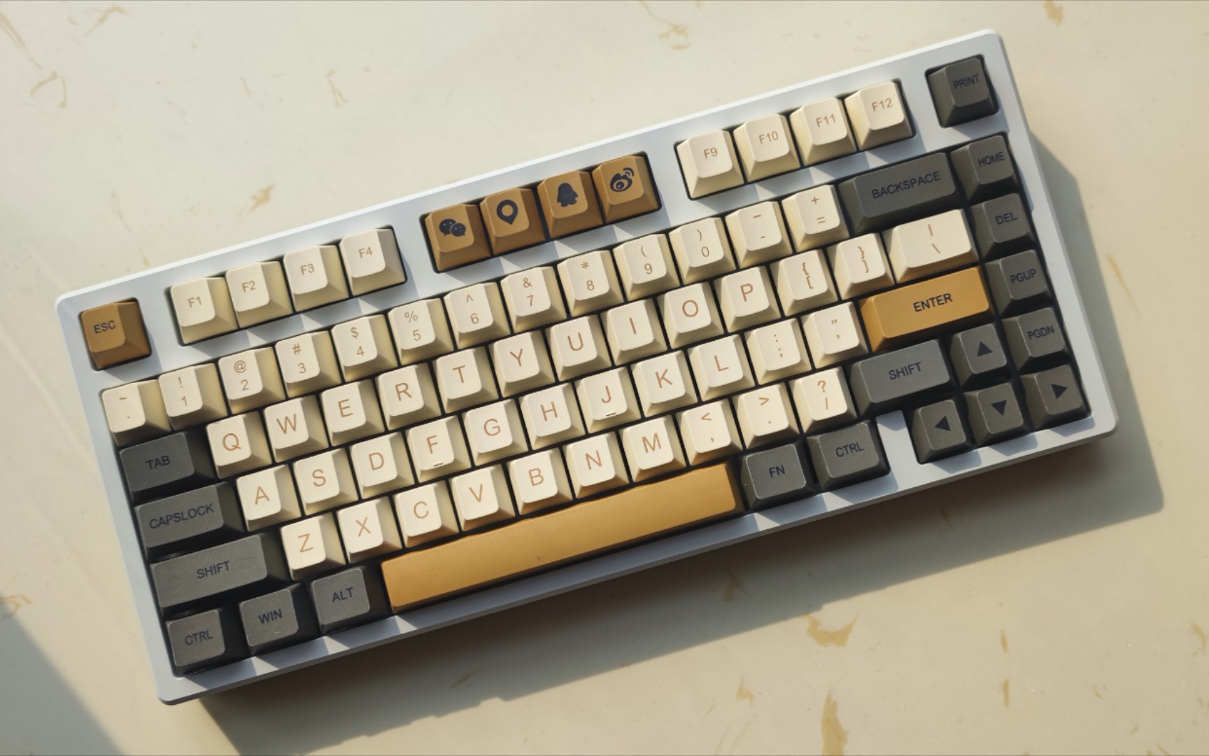 千呼万唤始出来-光头哥原厂微光键帽