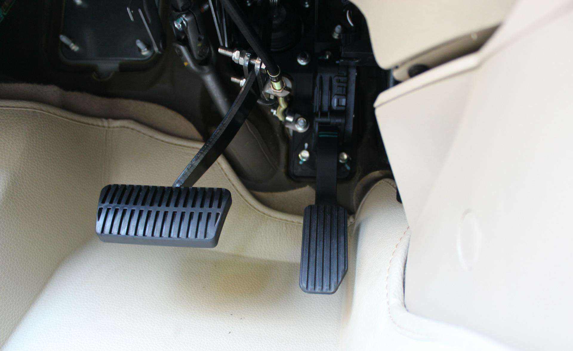 手动挡汽车准备刹车时,离合跟刹车应该先踩哪一个?