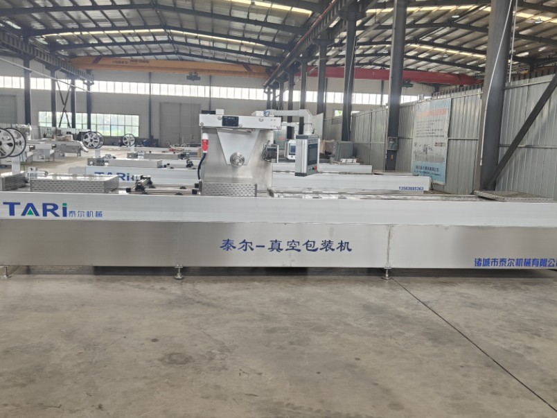 这款全自动拉伸膜真空包装机,一小时能包4000包辣条