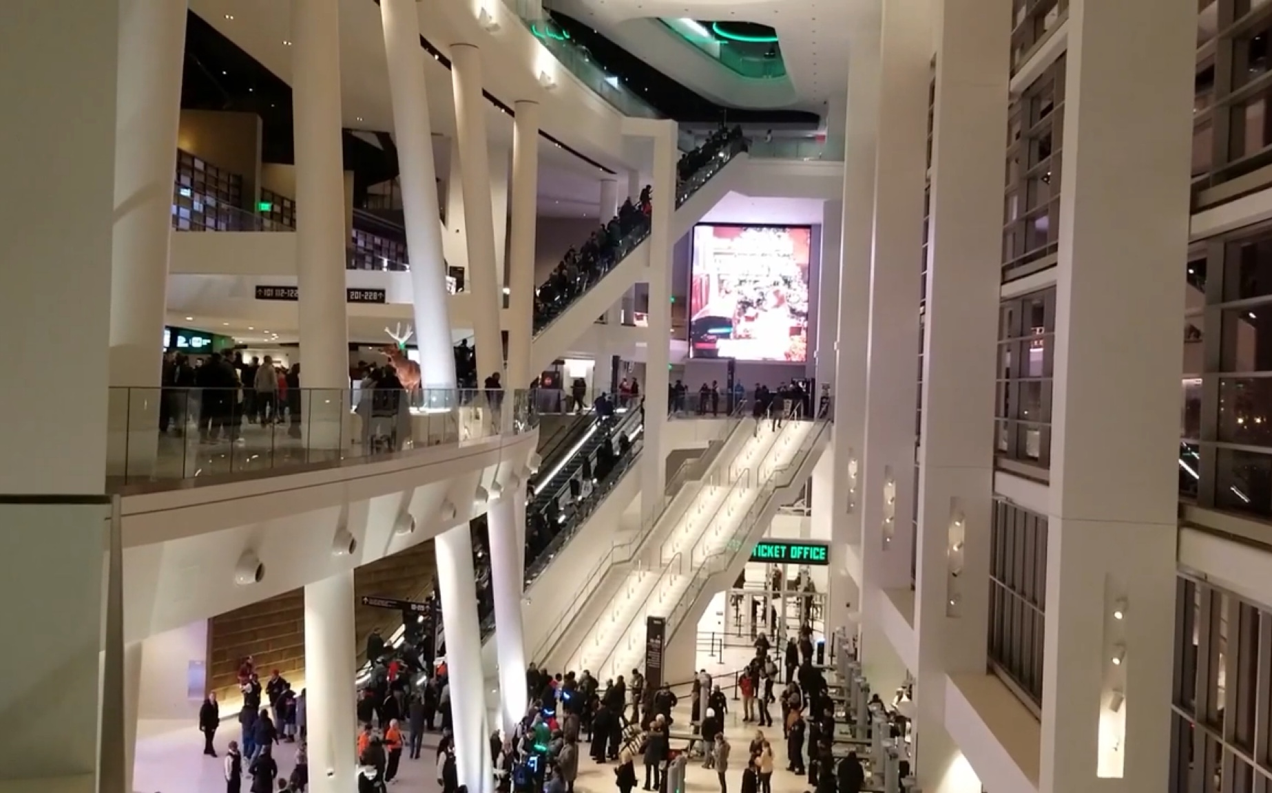 走进美国nba密尔沃基雄鹿新球馆费哲伦中心