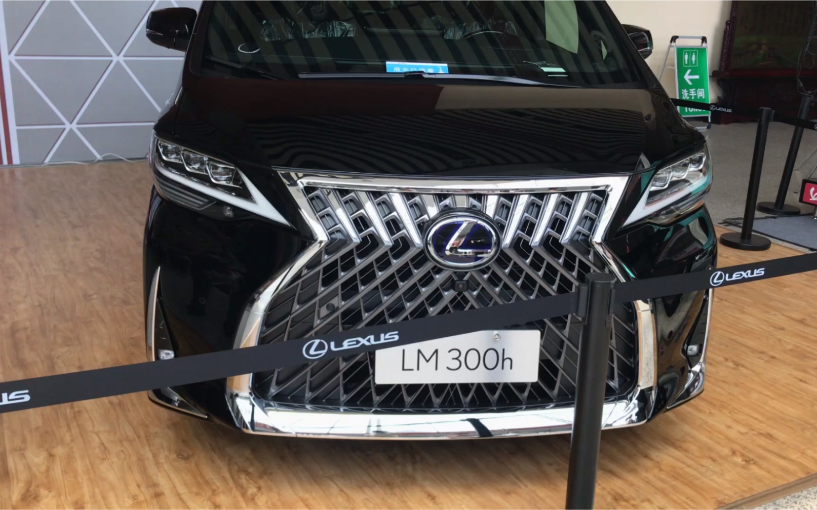 加价60万的保姆车
