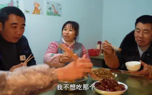 Descargar video: 桃子姐和包立春干完活回家，做一盘酸菜炒油渣，好吃下饭，真解馋