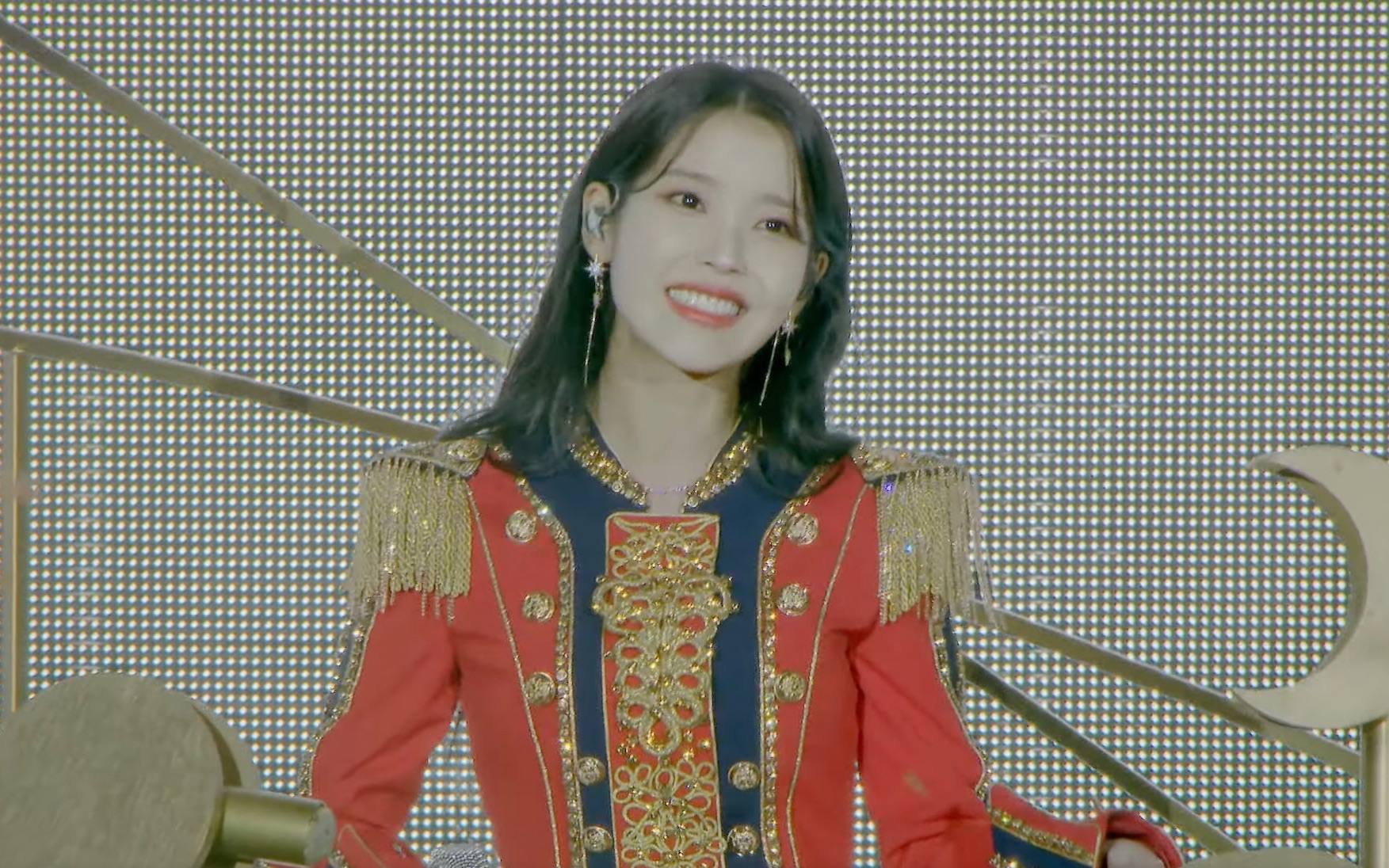 iu《eight》官方dvd画面!「iu2022演唱会」