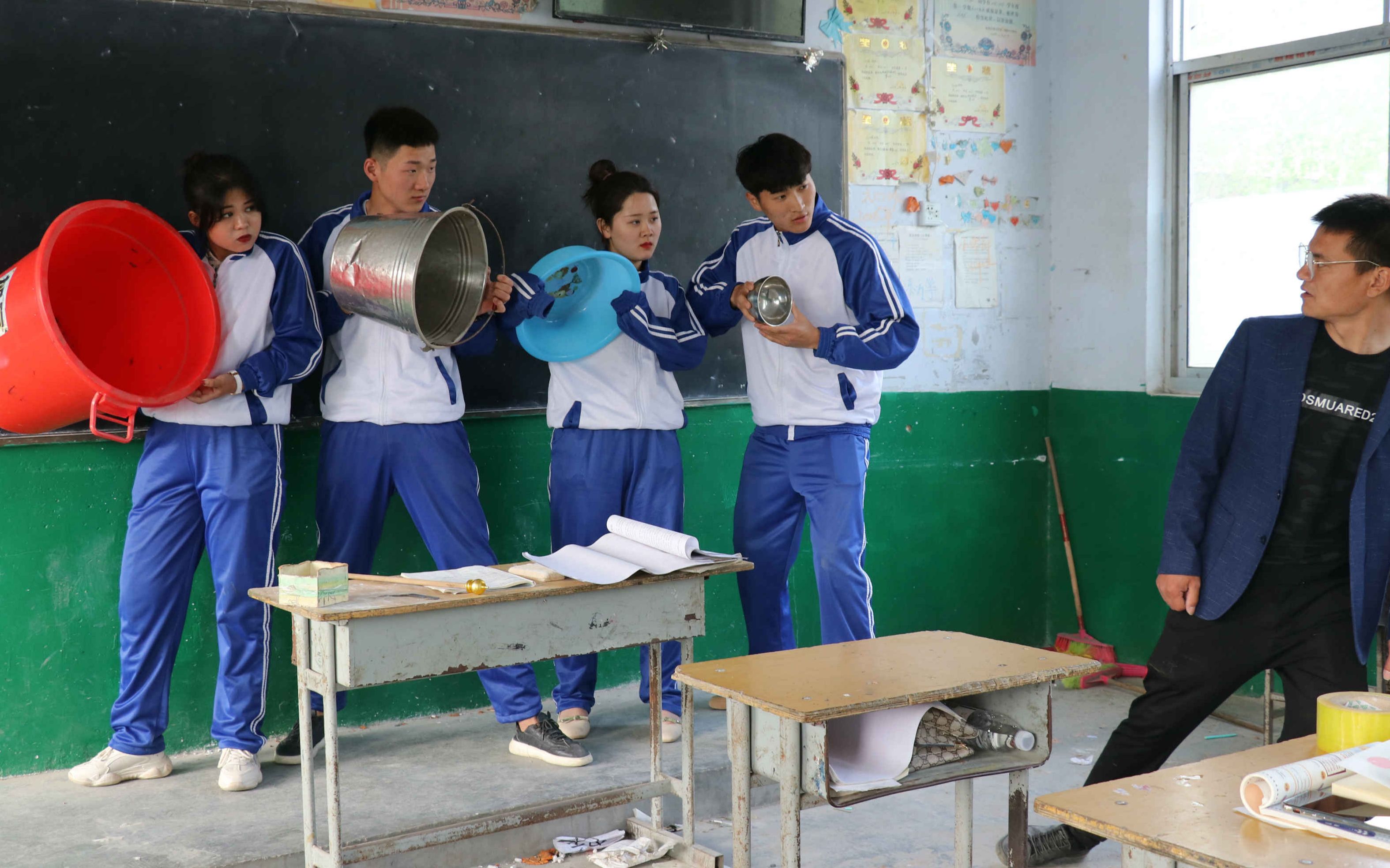 [图]全班同学量太大，遭老师集体罚站，看你们敢用洗脚盆吃饭不