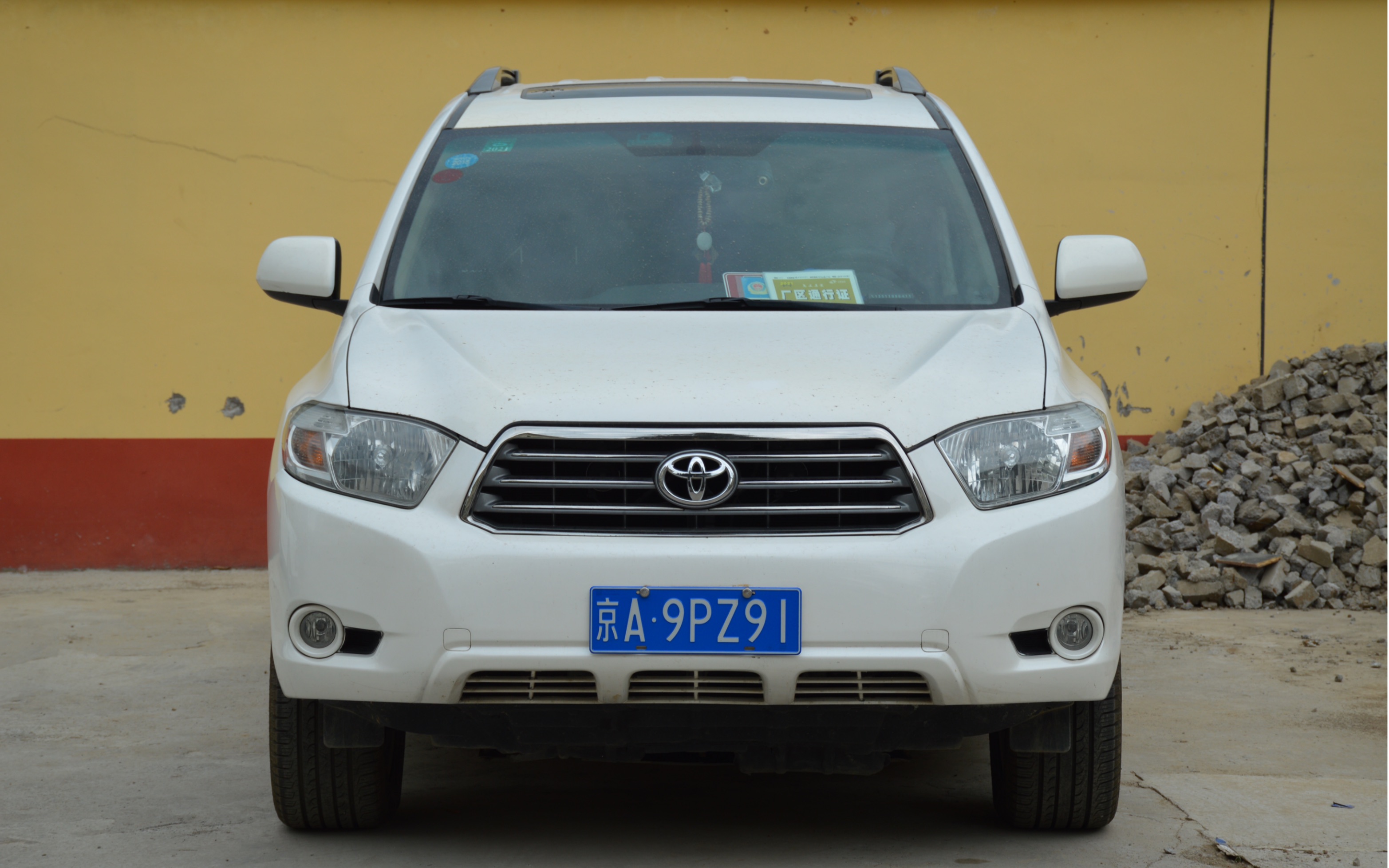 京a牌照白色汉兰达