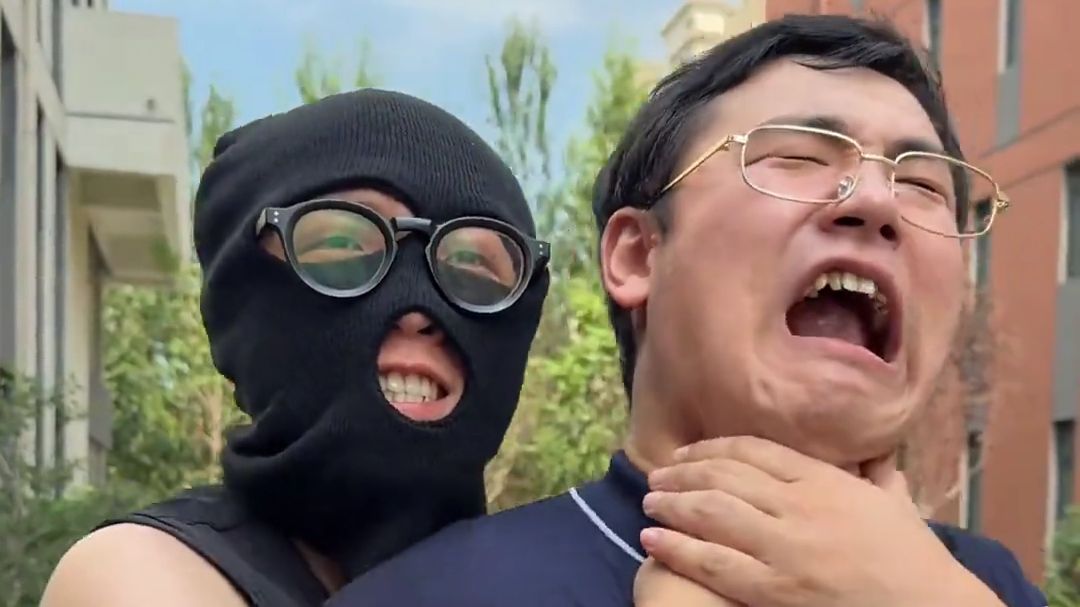 主任被挟持了
