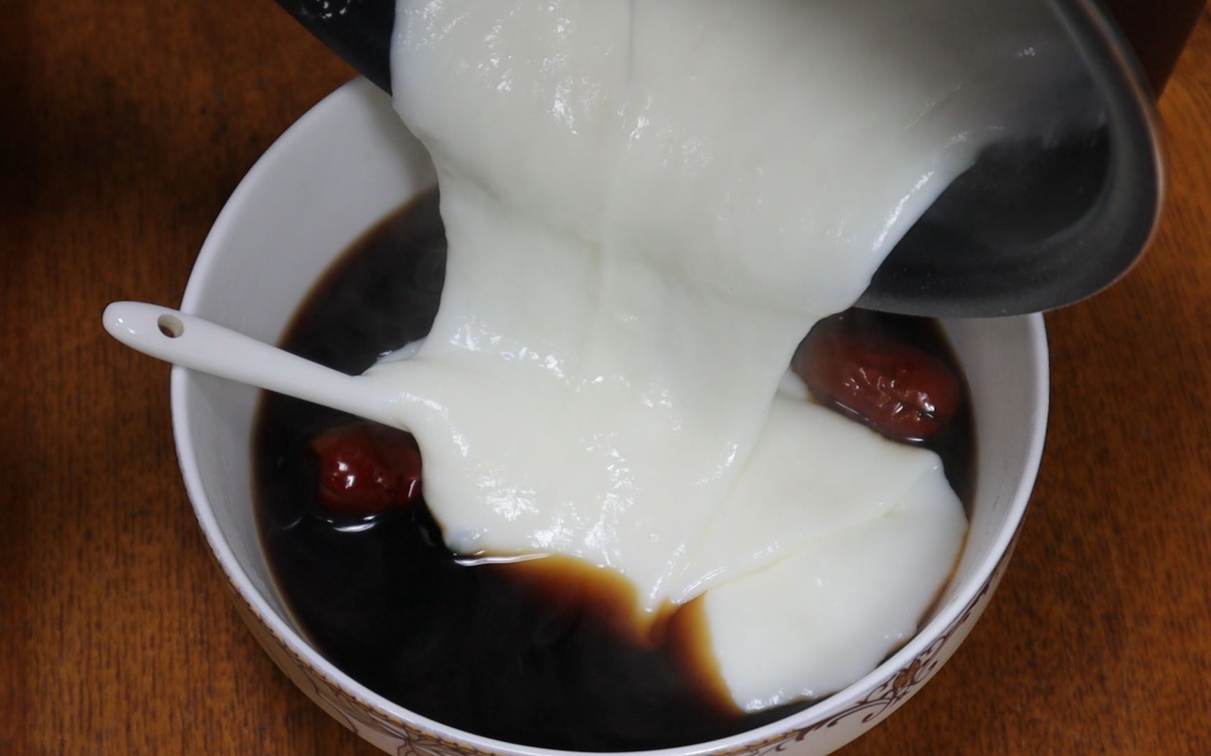 飘在水上的麻薯,冬天来做一款红糖水麻薯,三分钟就能学会