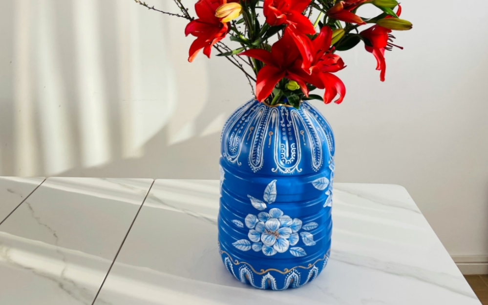 春节来不及买花瓶,就用矿泉水瓶子画一个吧!