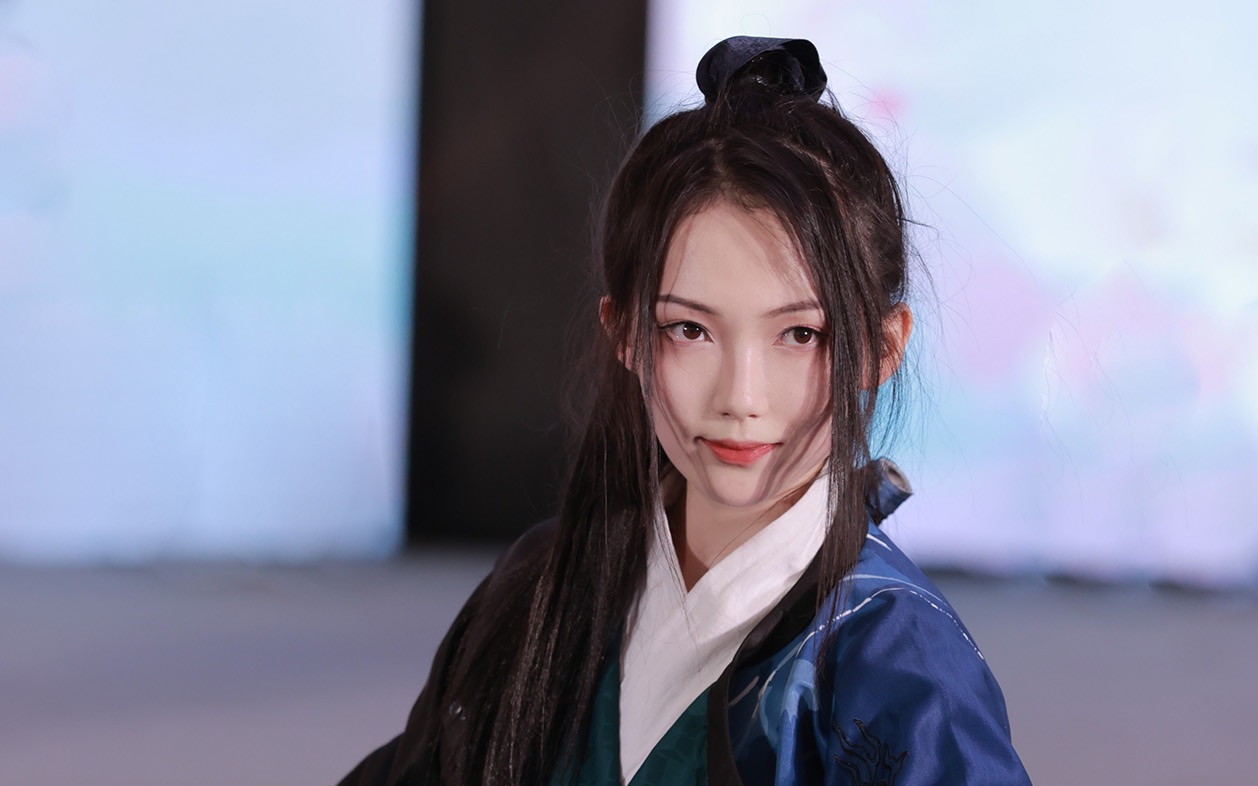 益田假日华服走秀的超帅气小姐姐