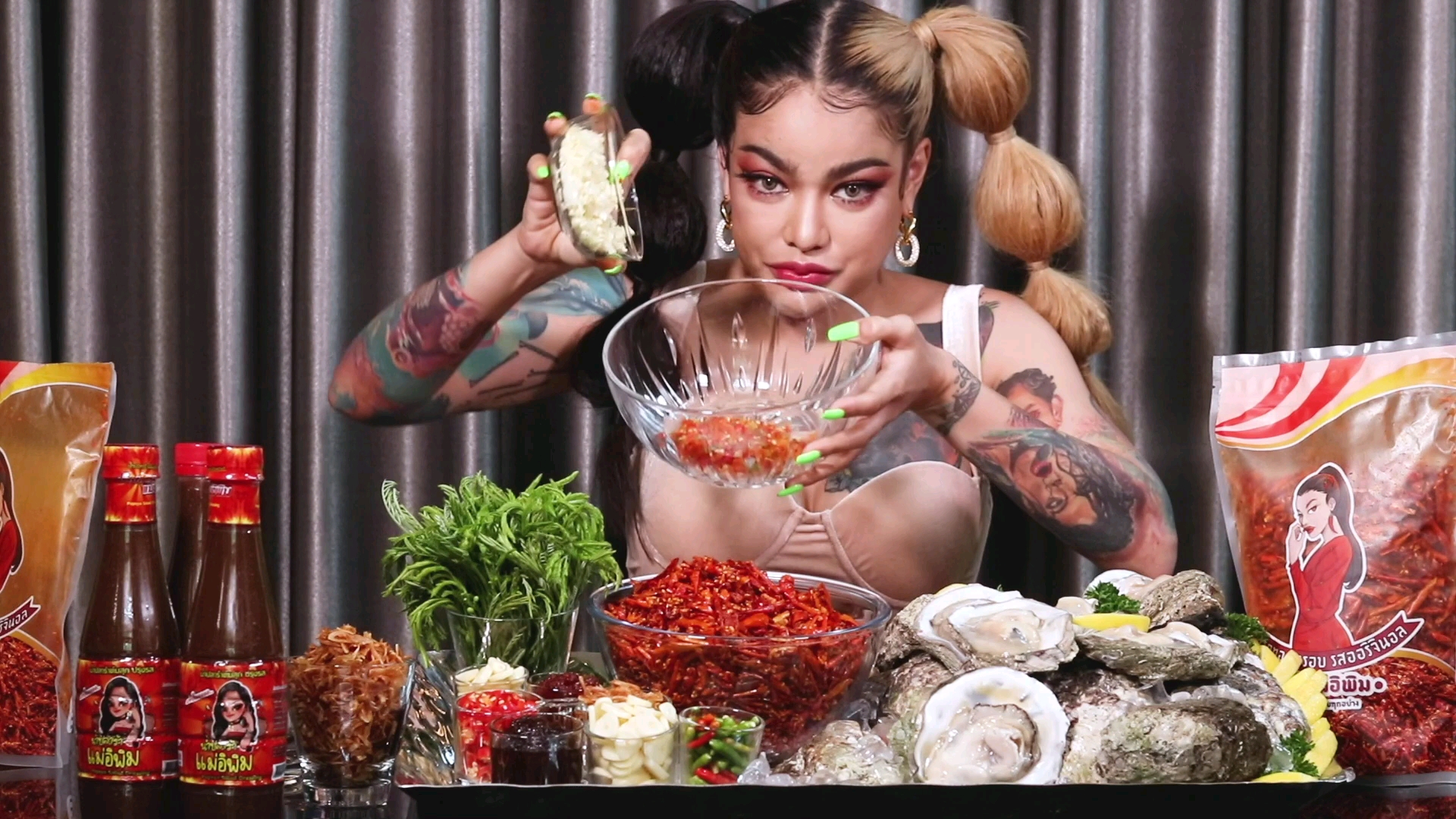 泰国吃播辣椒姐吃生蚝臭菜炸辣椒和鱼露一如既往少不了