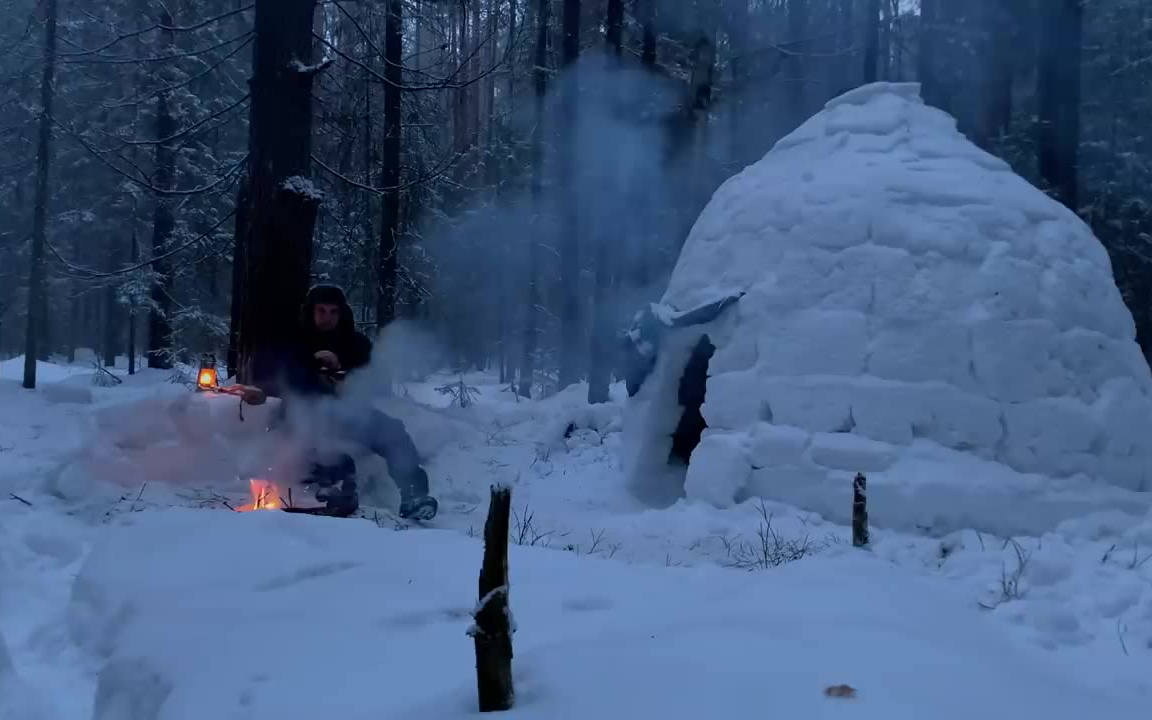 [图]国外户外大神，大雪中搭雪屋，独自度过四天。雪地荒野求生。