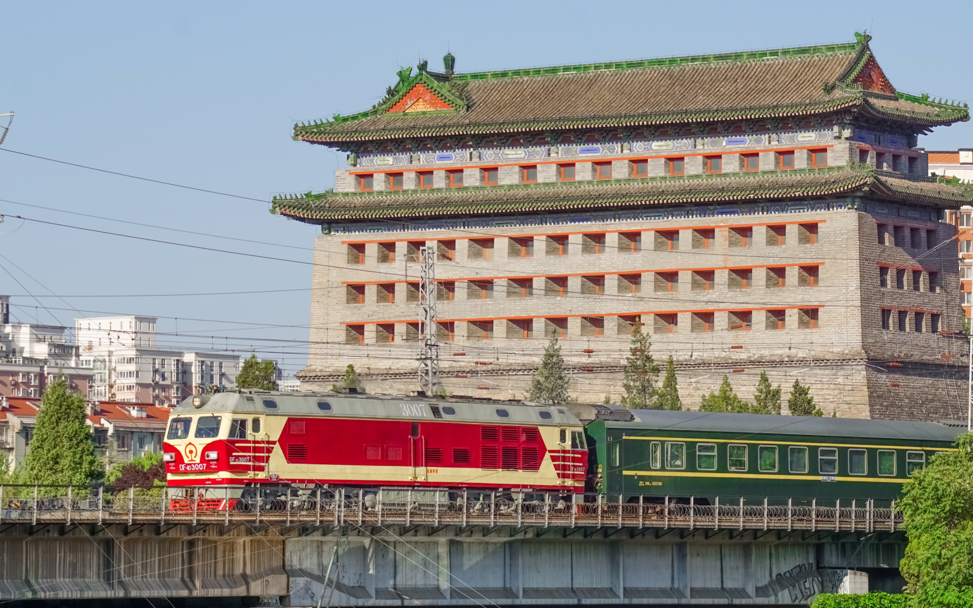 【铁路】京城花虎!京局怀段df4dk 3007牵引0z61出北京站