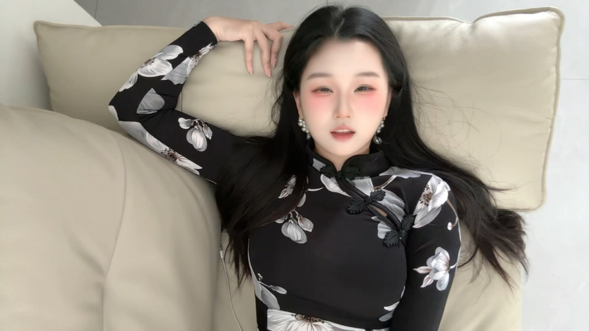 姐姐另一只手在忙什么呢