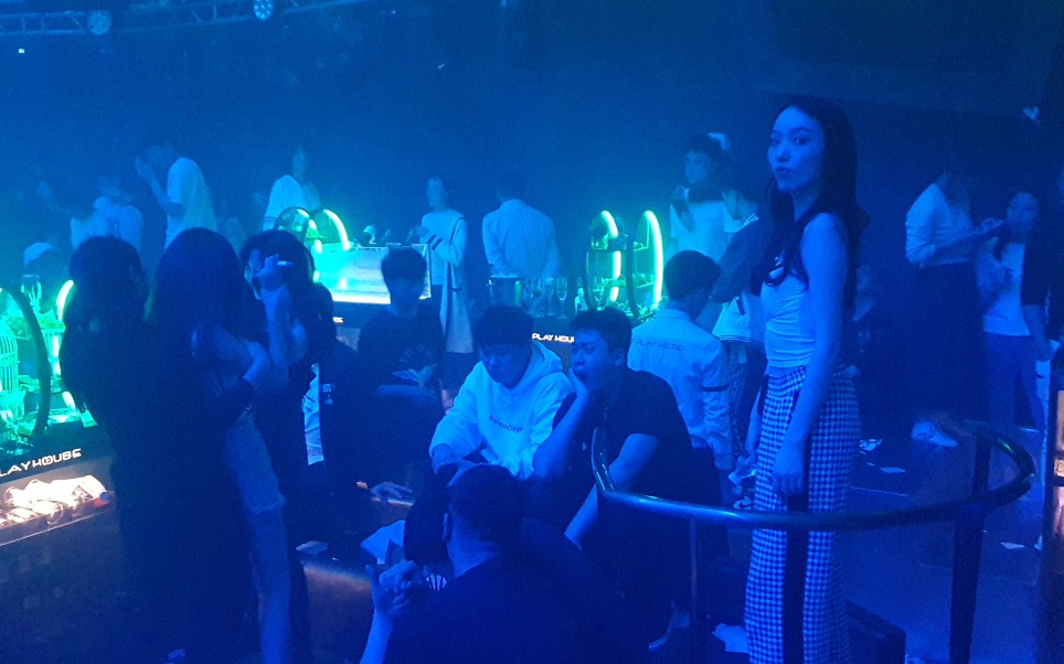 凌晨一点实拍重庆前三的顶级酒吧名媛模特真多舞池里尽情沸腾