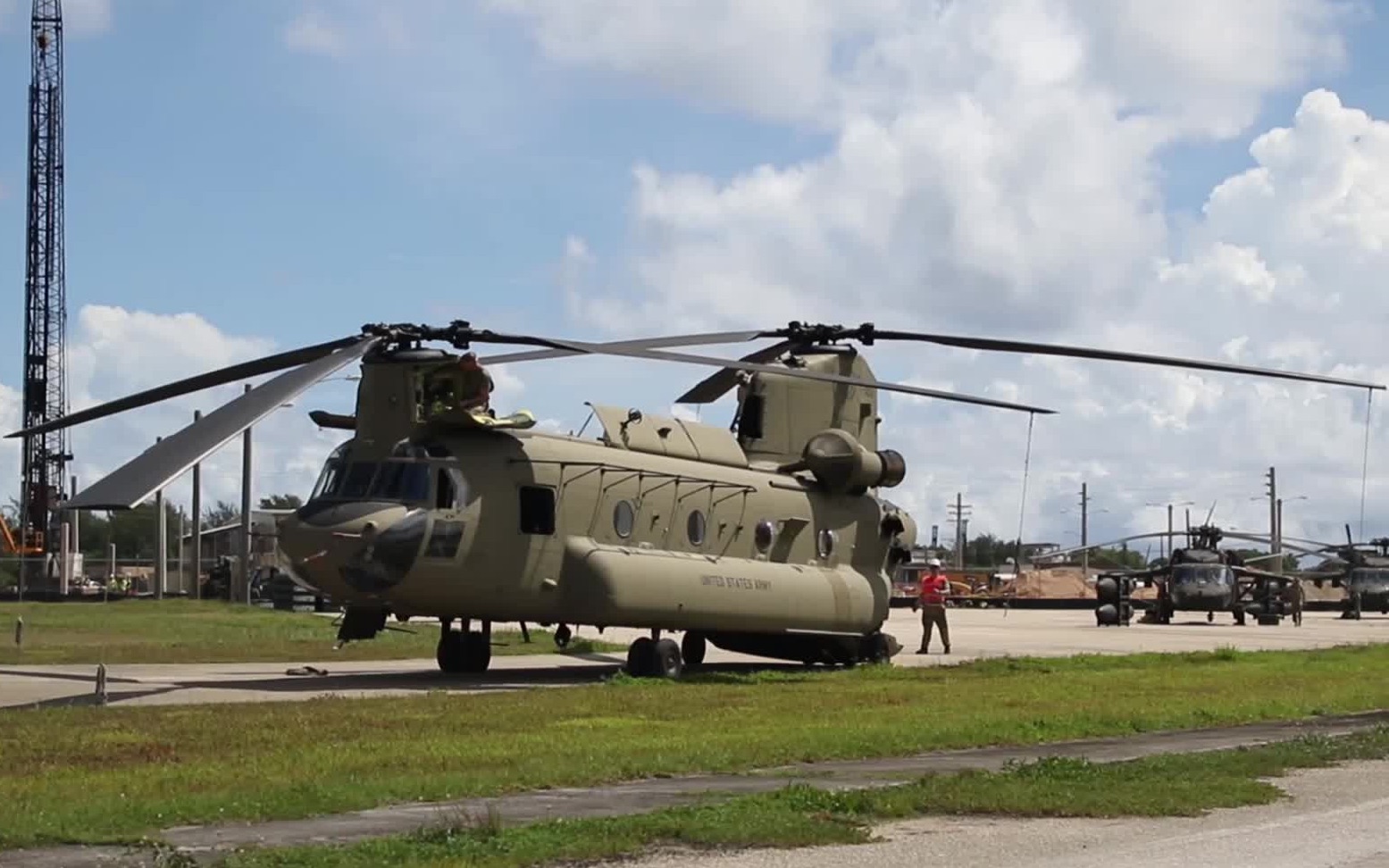 【火线实录】美国陆军航空兵ch47f直升机跨洋运输后组装旋翼起飞