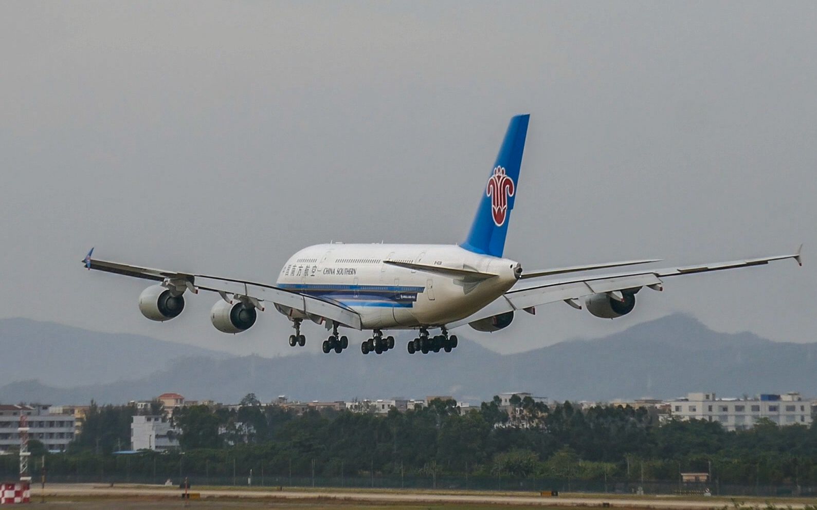 zggg抓拍南航大胖388降落广州白云国际机场拍机的日常