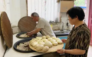 Скачать видео: 烫一盆粗粮面，妈妈蒸2锅热气腾腾菜包，蓬松喧软，趁热吃香喷喷