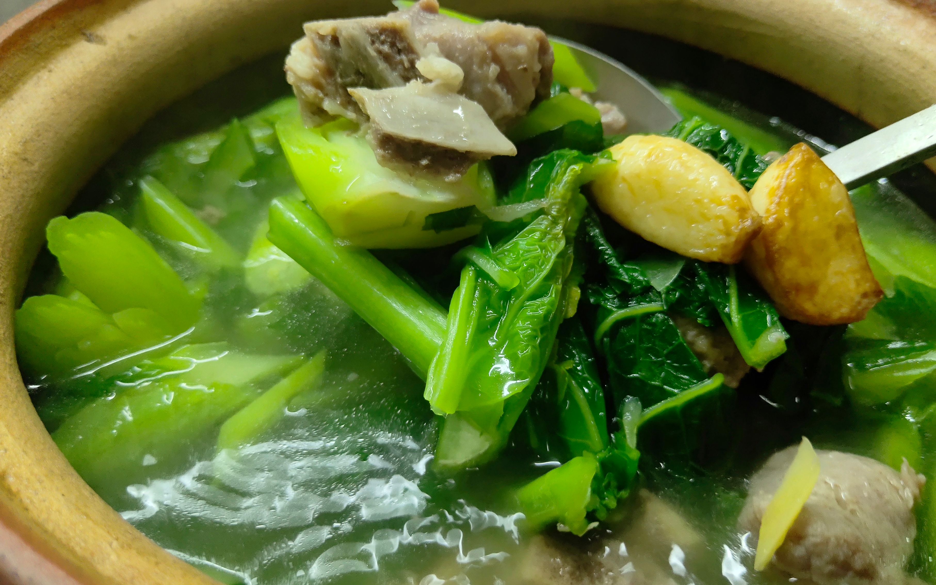 荤素有搭的咸猪骨煲淋春菜,我家最爱这个菜,简单做又好吃_哔哩哔哩