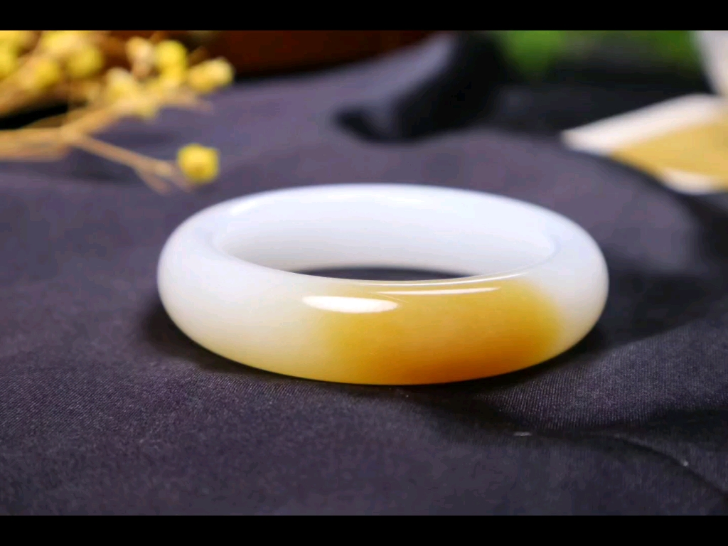 收藏款和田玉羊脂糖白玉手镯55口径,白度脂白,糖白分明,经典一口糖