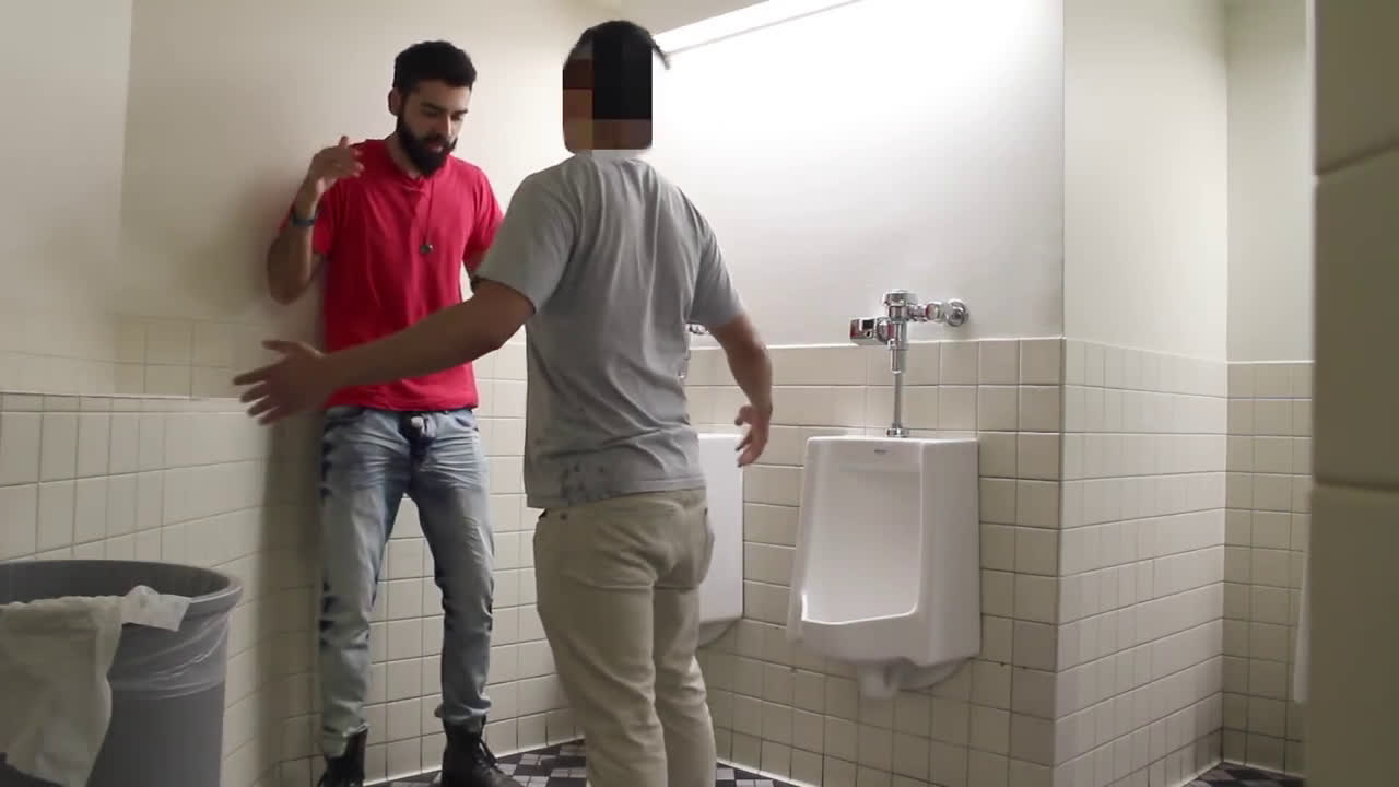 prank-怎么让男生在男厕所壁咚你