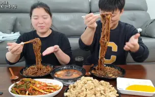 Descargar video: [可可PD家庭]早餐吃了一盘炸酱面、葱泡菜和糖醋肉|