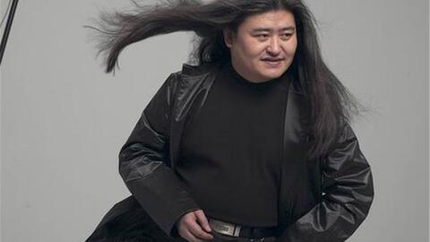 刘欢为何一直坚持扎马尾当他披散头发后网友求您快扎起来吧