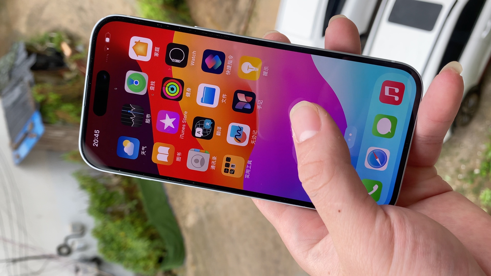 iPhone 15的屏幕刷新率仅为60Hz,感觉到操作不够流畅,尤其是在屏幕滑动和游戏时会有明显的拖影感。
