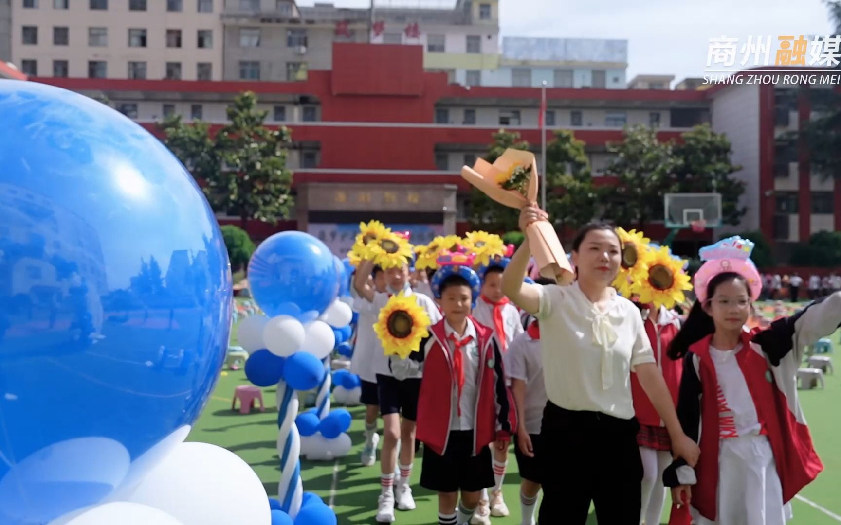 [图]逐梦少年心，难舍母校情！商州区第二小学举行六年级毕业典礼。